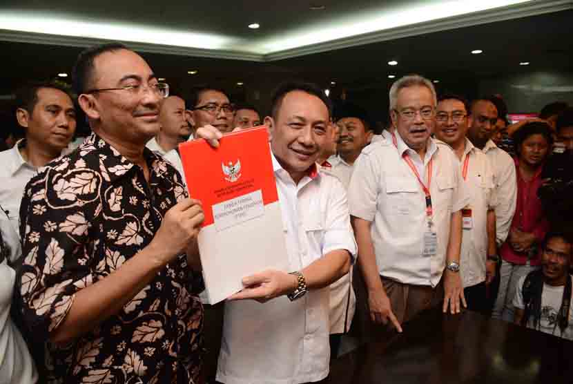Tim kuasa hukum Calon Presiden dan wakil presiden Prabowo Subianto-Hatta Rajasa mendaftarkan gugatan sengketa pemilu presiden di Gedung Mahkamah Konstitusi (MK), Jakarta, Jumat (25/7) malam. 