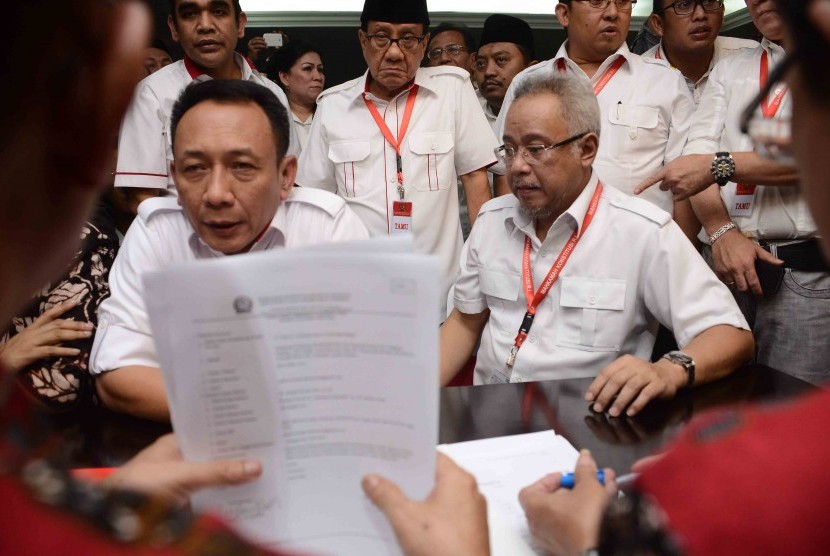 Tim kuasa hukum Calon Presiden dan wakil presiden Prabowo Subianto-Hatta Rajasa mendaftarkan gugatan sengketa pemilu presiden di Gedung Mahkamah Konstitusi (MK), Jakarta, Jumat (25/7) malam.
