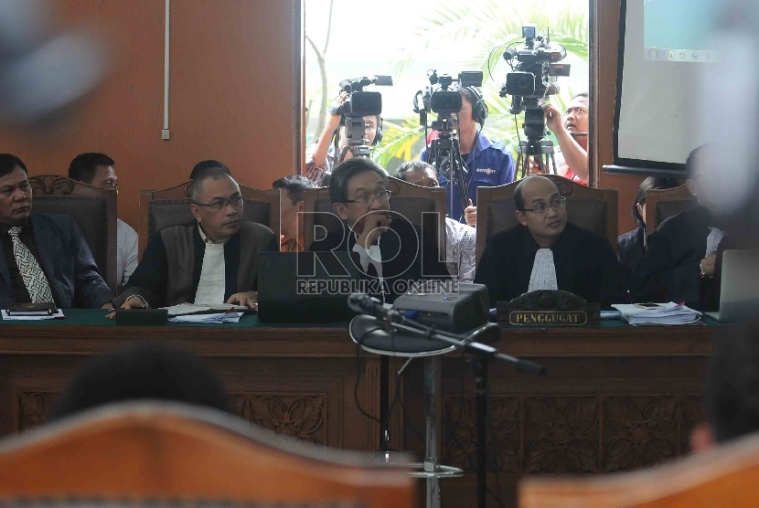 Tim kuasa hukum Komisaris Jenderal Pol. Budi Gunawan mengikuti sidang praperadilan Budi Gunawan kepada KPK di PN Jakarta Selatan, Jakarta, Selasa (10/2). (Republika/Agung Supriyanto)