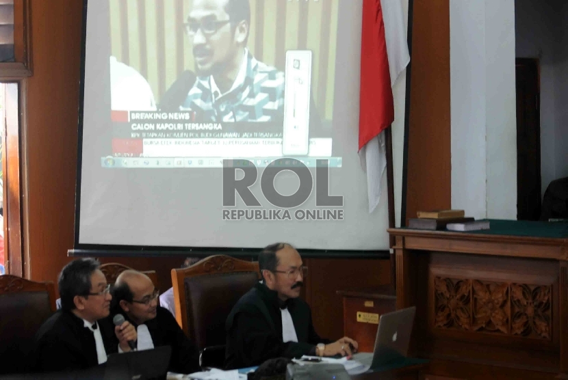Tim kuasa hukum Komisaris Jenderal Pol. Budi Gunawan menunjukan barang bukti berupa tayangan video saat sidang praperadilan Budi Gunawan kepada KPK di PN Jakarta Selatan, Jakarta, Selasa (10/2).(Republika/Agung Supriyanto)