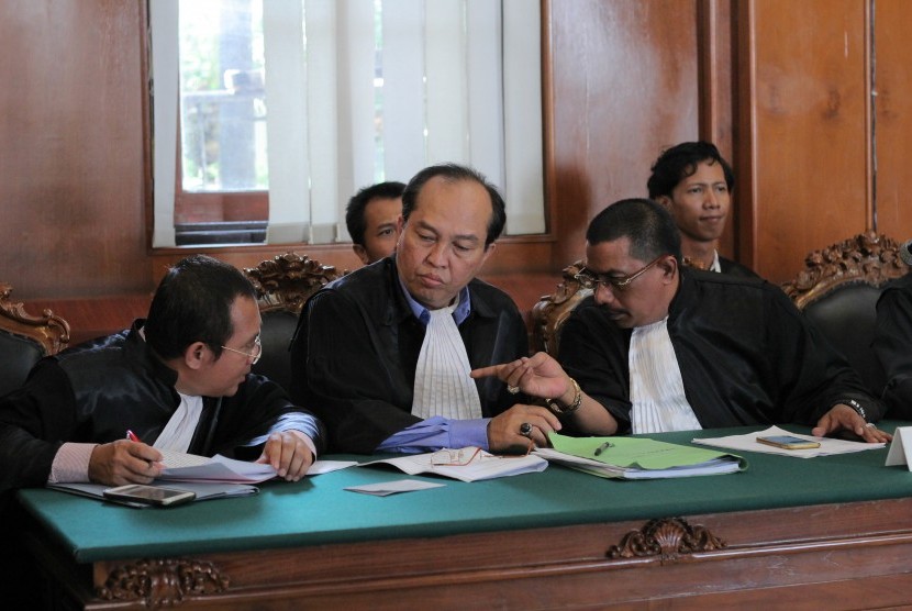  Tim kuasa hukum La Nyalla Mataliti mengikuti sidang lanjutan praperadilan di Pengadilan Negeri Surabaya, Jawa Timur, Rabu (6/4).