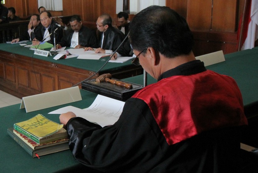 Tim kuasa hukum La Nyalla Mataliti mengikuti sidang lanjutan praperadilan di Pengadilan Negeri Surabaya, Jawa Timur, Rabu (6/4).