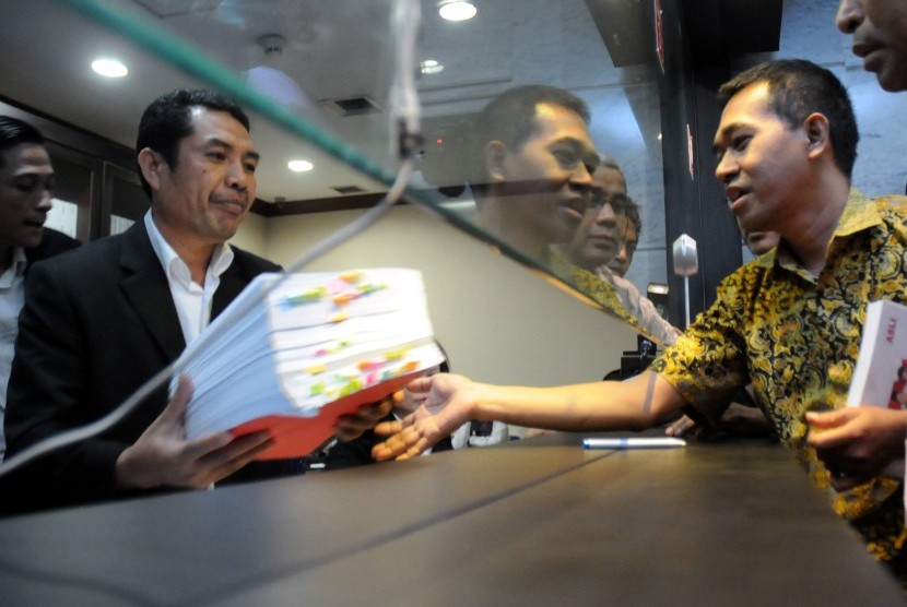 Tim kuasa hukum pasangan peserta Pilpres 2014-2019 Prabowo Subianto-Hatta Rajasa (kanan) menyerahkan berkas revisi gugatan sengketa Pilpres di Gedung Mahkamah Konstitusi (MK), Jakarta, Kamis (7/8).