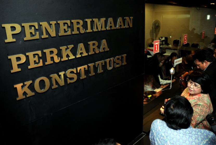 Tim kuasa hukum pasangan peserta Pilpres 2014-2019 Prabowo Subianto-Hatta Rajasa (kanan) menyerahkan berkas revisi gugatan sengketa Pilpres di Gedung Mahkamah Konstitusi (MK), Jakarta, Kamis (7/8).