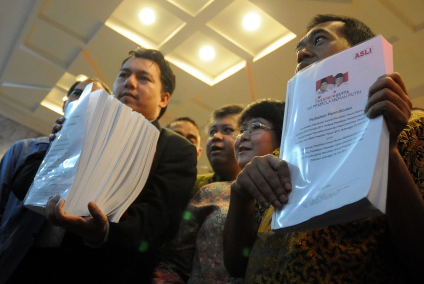 Tim kuasa hukum pasangan peserta Pilpres 2014-2019 Prabowo Subianto-Hatta Rajasa menunjukkan berkas revisi gugatan sengketa Pilpres di Gedung Mahkamah Konstitusi (MK), Jakarta, Kamis (7/8). 