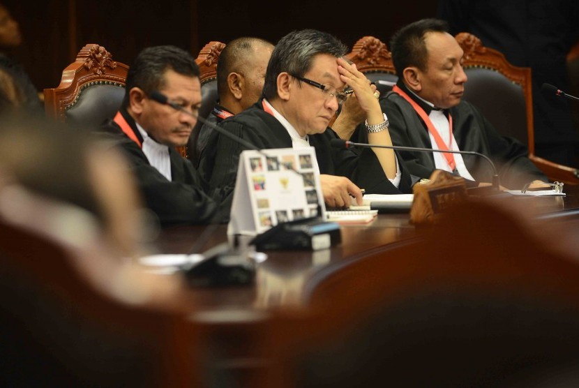 Tim kuasa hukum pasangan presiden Prabowo-Hatta mendengarkan hasil putusan sidang sengketa Pilpres di Gedung Mahkamah Konstitusi (MK), Jakarta, Kamis (21/8). Hasil dari sidang putusan tersebut Mahkamah Konstitusi menolak seluruh gugatan Prabowo-Hatta.