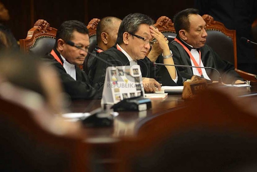 Tim kuasa hukum pasangan presiden Prabowo-Hatta mendengarkan hasil putusan sidang sengketa Pilpres di Gedung Mahkamah Konstitusi (MK), Jakarta, Kamis (21/8). 
