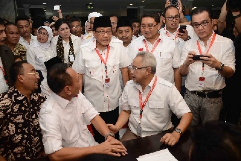 Tim kuasa hukum Prabowo-Hatta mendaftarkan gugatan sengketa pemilu presiden di gedung MK, Jakarta, Jumat (25/7) malam.