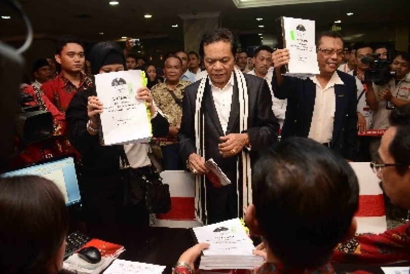Tim kuasa hukum Prabowo-Hatta mendaftarkan gugatan sengketa Pilpres 2014 di MK Jumat (25/7) malam.
