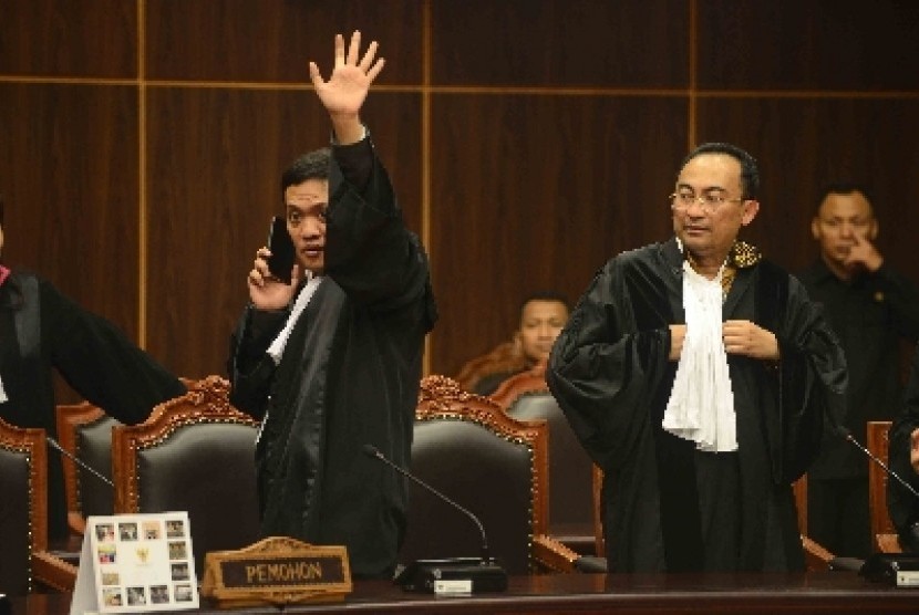 Tim kuasa hukum Prabowo-Hatta saat menghadiri sidang di gedung MK, Kamis (21/8). 
