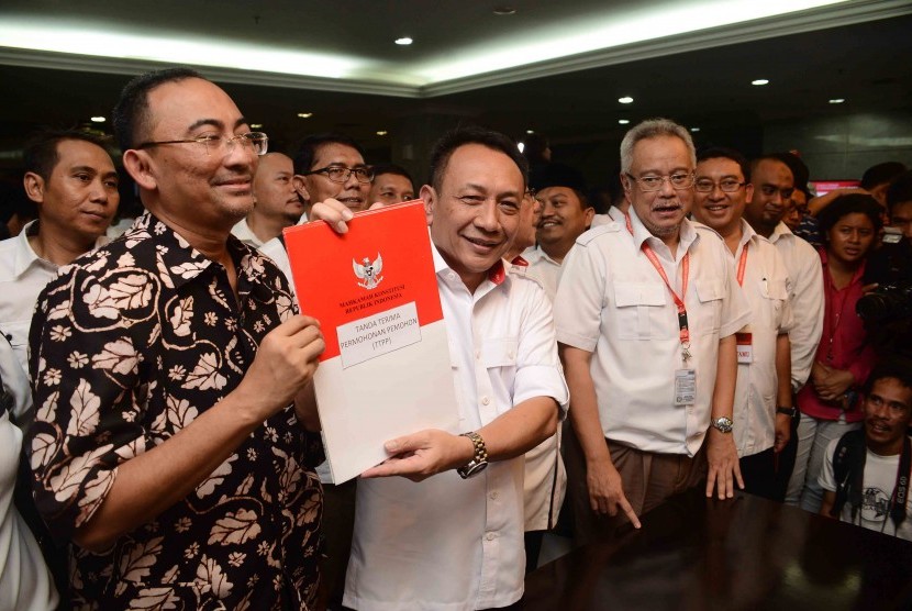 Tim kuasa hukum Prabowo Subianto-Hatta Rajasa mendaftarkan gugatan sengketa pemilu presiden di Gedung Mahkamah Konstitusi (MK), Jakarta, Jumat (25/7) malam. 