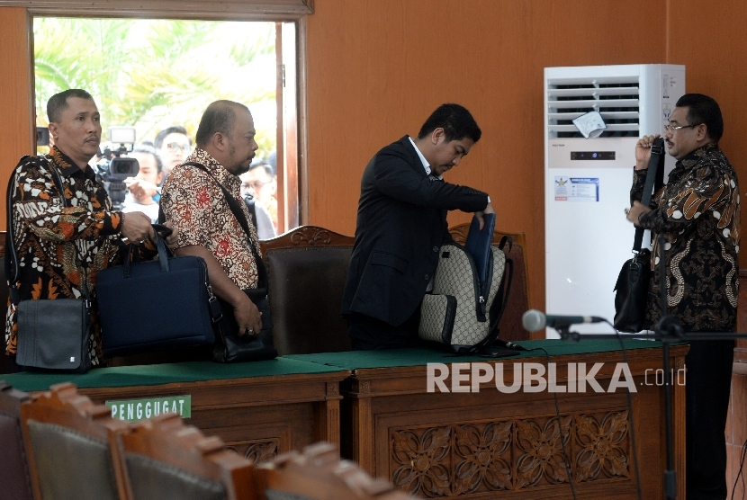 Tim Kuasa Hukum Setya Novanto bersiap meninggalkan ruangan seusai sidang praperadilan di Pengadilan Negeri Jakarta Selatan, Selasa (12/9).