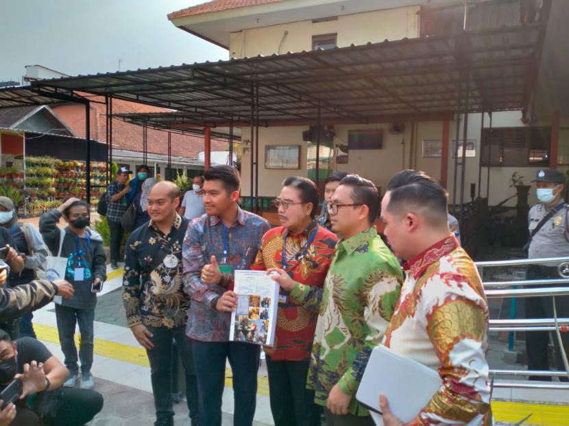 Tim kuasa hukum terdakwa kasus pelecehan seksual dari sekolah SPI, JE memberikan keterangan pers seusai menjalani sidang hak pledoi di Halaman Pengadilan Negeri (PN) Kota Malang, Rabu (3/8/2022) sore.