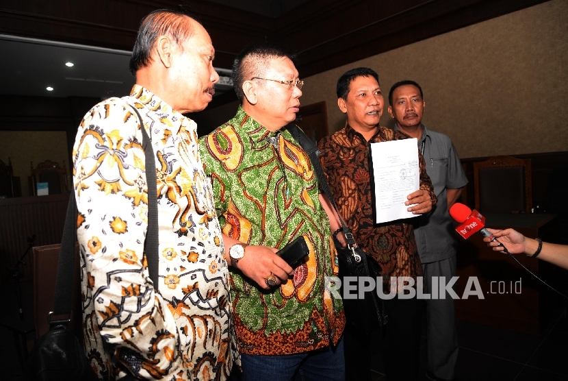 Tim kuasa hukum tersangka kasus dugaan pembunuhan Wayan Mirna Salihin, Jessica Kumala Wongso, memperlihatkan dokumen permohonan praperadilan penahanan kliennya usai sidang perdana di Pengadilan Negeri Jakpus, Selasa (23/2)