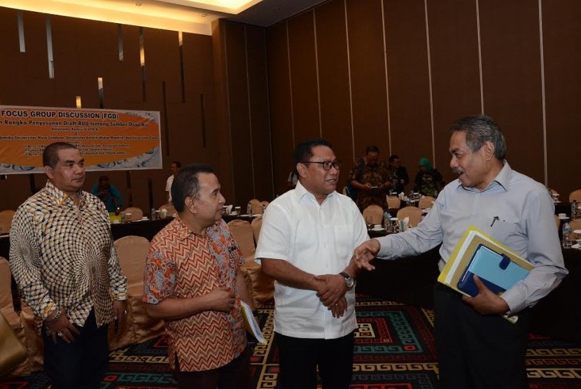 Tim kunjungan kerja Fary Djemy Francis bersama sejumlah anggota melakukan Focus Group Discussion (FGD) dalam rangka menghimpun masukan bagi penyusunan Rancangan Undang-Undang tentang Sumber Daya Air.