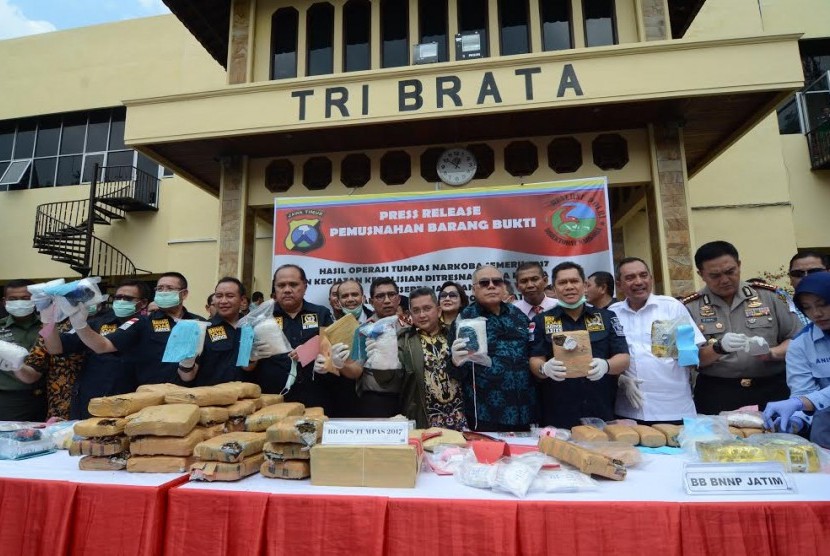 Tim Kunjungan Kerja Komisi III DPR RI di lapangan apel Mapolda Jatim, Kamis (2/3) menyaksikan pemusnahan barang bukti narkoba.