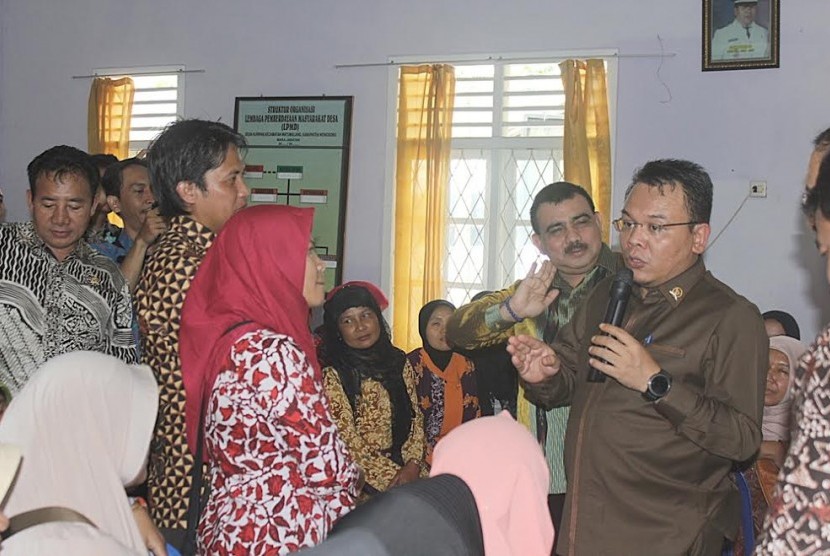 Tim Kunjungan Kerja Komisi IX DPR RI meninjau pelaksanaan program Desa Migran Produktif (Desmigratif) di Desa Kuripan.