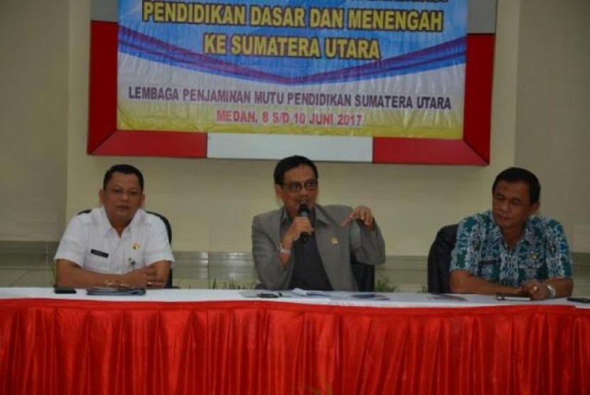 Tim Kunjungan Kerja Panja Evaluasi Pendidikan Dasar dan Menengah Komisi X DPR RI Abdul Fikri Faqih saat melakukan kunjungan di Medan, Sumatra Utara, Kamis (8/6). 