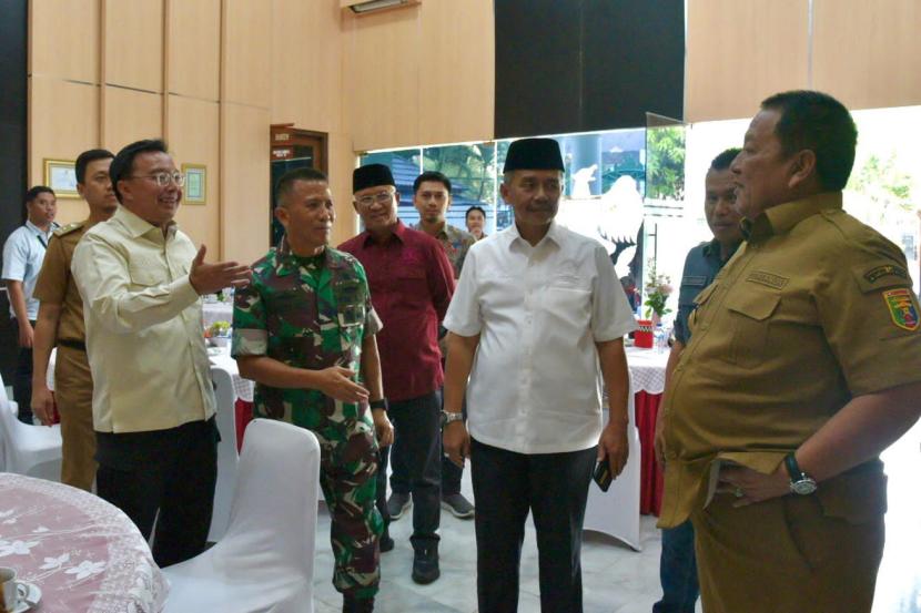 Tim kunjungan kerja spesifik Komisi I meninjau Kodam II Sriwijaya. 