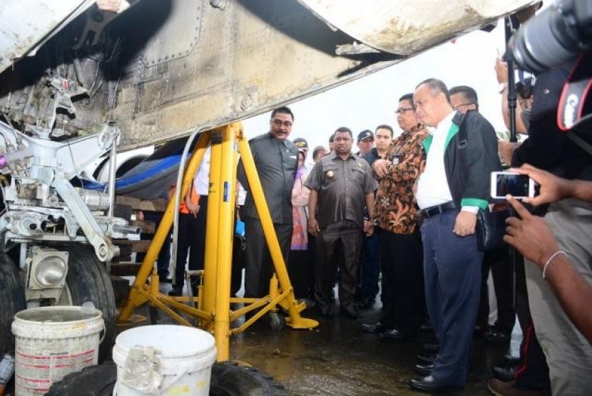 Tim Kunjungan Kerja Spesifik Komisi V DPR RI melakukan peninjauan atas insiden tergelincirnya pesawat Sriwijaya Air di Bandar Udara Rendani Manokwari, Papua Barat, Jumat (9/6).