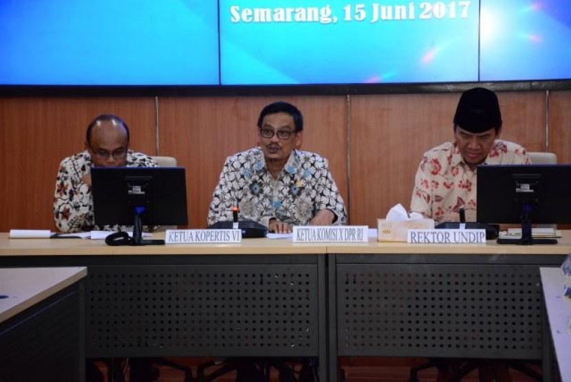 Tim kunjungan kerja spesifik Komisi X berdialog dengan rektor-rektor kampus di Jawa Tengah.