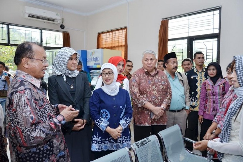 Tim Kunjungan Kerja Spesifik (Kunspek) Komisi IX DPR RI melakukan kunjungan ke Kabupaten Indramayu dalam rangka meninjau Pelayanan Terpadu Satu Pintu (PTSP).