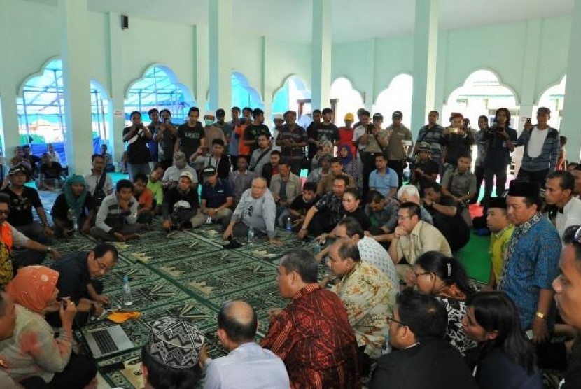 Tim kunjungan spesifik Komisi III DPR dengan Ketua Yayasan Dimas Kanjeng, Marwah Daud Ibrahim, di Masjid Padepokan, Probolinggo, Jawa Timur, Sabtu (1/10).