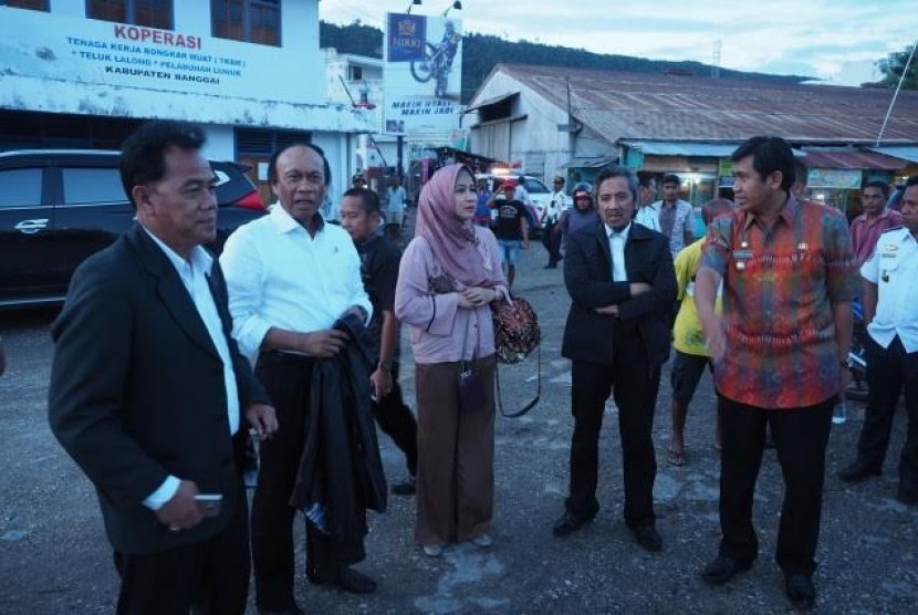 Tim Kunker Komisi V DPR RI dalam peninjauan ke Pelabuhan Rakyat Luwuk untuk kapal antarpulau sekitar, Kamis (20/4).