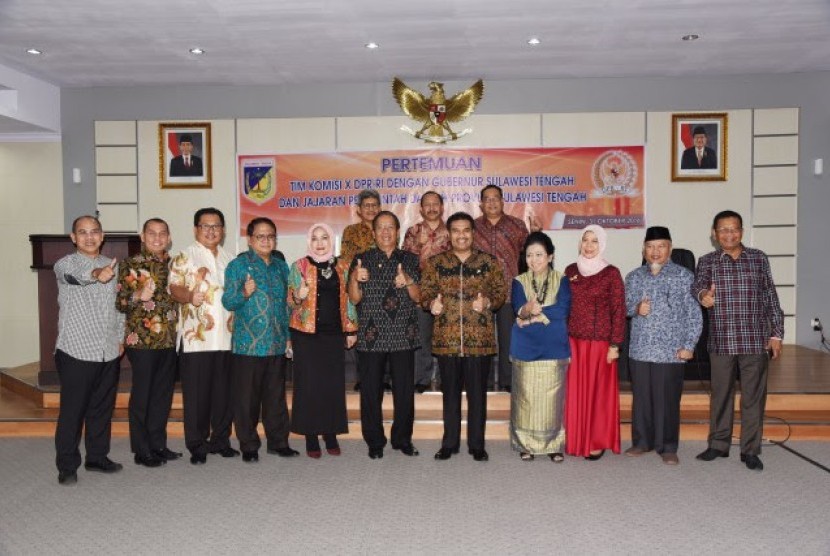 Tim Kunker Komisi X DPR menerima 'aduan' terkait pengalihan guru honorer tingkat SMA di Kantor Gubernur Sulteng, Senin (31/10).