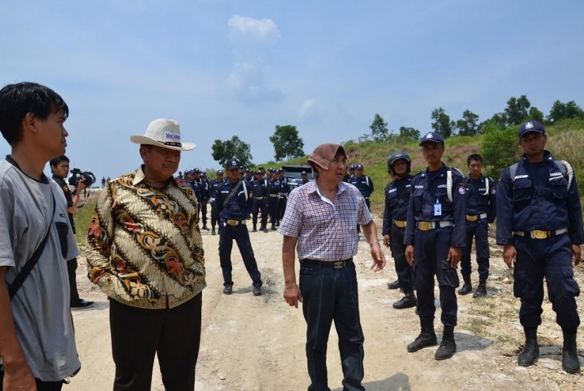 Tim Kunker Spesifik Komisi II DPR mendatangi lahan sengketa seluas 791 hektare  di Desa Margakaya, Margamulya, dan Wanajaya,  Kecamatan Telukjambe, Karawang, Senin (17/4).