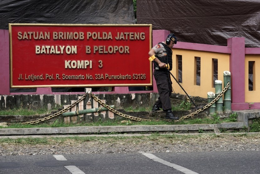 Tim Labfor Mabes Polri Cabang Semarang melakukan olah Tempat Kejadian Perkara (TKP) pos penjagaan yang ditembak oleh Orang Tidak Dikenal (OTK), di Mako Brimob Kompi 3 Batalyon B Purwokerto, Banyumas, Jateng, Sabtu (25/05/2019). 