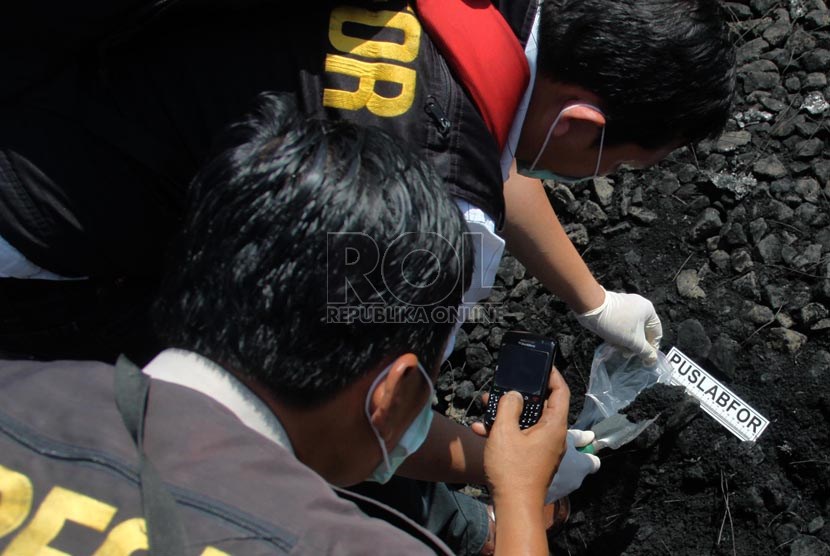  Tim Labfor melakukan olah tempat kejadian perkara (TKP) kecelakaan kereta api listrik dengan truk tangki di perlintasan kereta di Bintaro Permai, Jakarta Selatan, Selasa (10/12).  (Republika/Yasin Habibi)