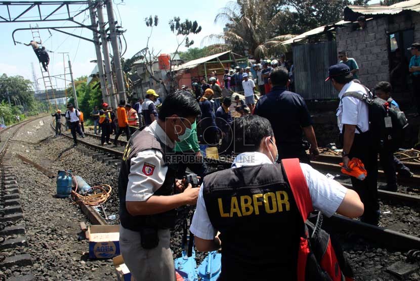  Tim Labfor melakukan olah tempat kejadian perkara (TKP) kecelakaan kereta api listrik dengan truk tangki di perlintasan kereta di Bintaro Permai, Jakarta Selatan, Selasa (10/12).  (Republika/Yasin Habibi)
