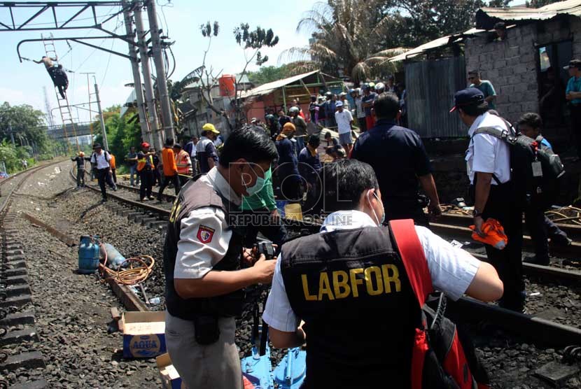  Tim Labfor melakukan olah tempat kejadian perkara (TKP) kecelakaan kereta api listrik dengan truk tangki di perlintasan kereta di Bintaro Permai, Tangerang Selatan, Selasa (10/12).  (Republika/Yasin Habibi)