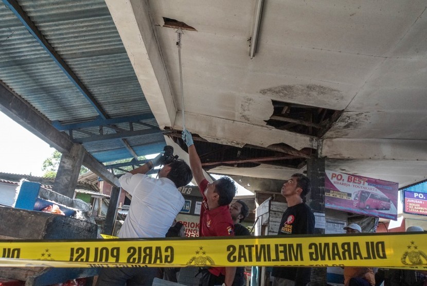 Tim Labfor melakukan penyisiran lokasi dan proses identifikasi saat dilakukan olah TKP di lokasi ledakan, di Depan Kantor Urusan Agaman (KUA) Sidareja, Cilacap, Jateng, Rabu (5/7).