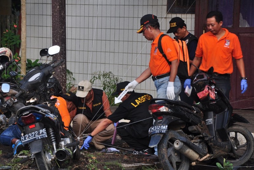 Tim Laboratorim Forensik Mabes Polri melakukan olah tempat kejadian perkara (TKP) di lokasi ledakan di Gereja Oikumene, Kelurahan Sengkotek, Kecamatan Loa Janan Ilir, Kota Samarinda, Kalimantan Timur, Senin (14/11).