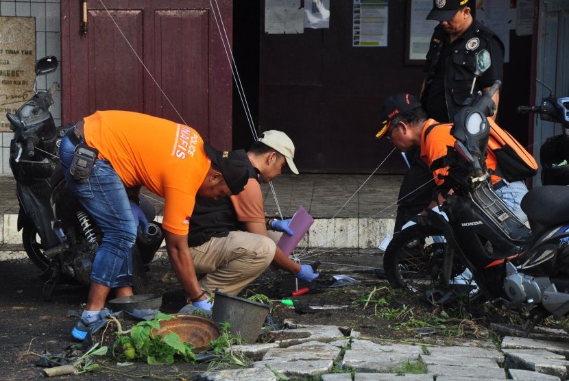 Team of Forensic Laboratory National Police at the site of explosion at the Ecumenical Church, Village Sengkotek, District Loa Janan Ilir, Samarinda, East Kalimantan, on Monday (11/14).