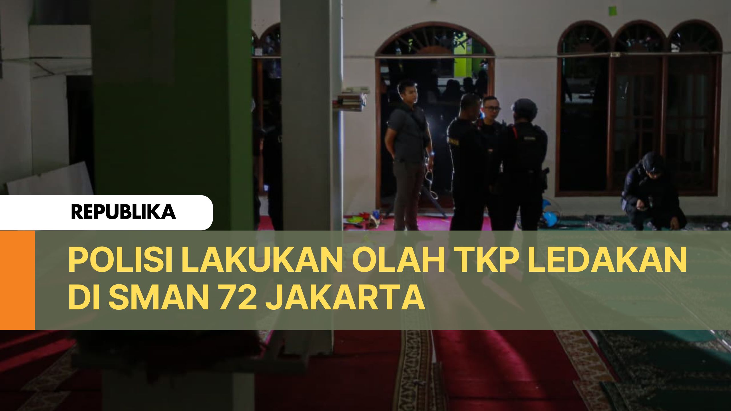 Momen Polisi Lakukan Olah TKP di lokasi ledakan di SMAN 72 Jakarta