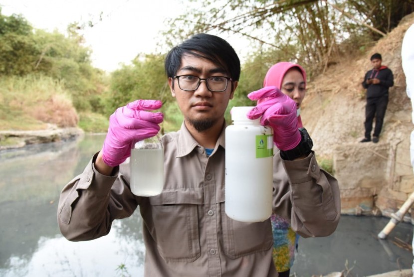 Tim laboratorium PJT II Jatiluhur, mengambil sampel air Sungai Cilamaya, Karawang, yang diduga tercemar limbah pabrik. 