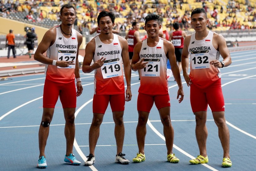 Tim lari estafet putra Indonesia Iswandi (kiri), Eko Rimbawan (kedua kiri), Fadlin (kedua kanan) dan Yaspi Bobi berfoto selepas berlaga dalam nomor estafet 4x100 meter putra SEA Games XXIX di Stadion Bukit Jalil, Kuala Lumpur, Malaysia, Jumat (25/8). 