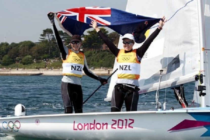 Tim layar putri Selandia Baru, Jo Aleh dan Olivia Powrie sukses mengamankan medali emas di kelas 470 Olimpiade London 2012, Sabtu (11/8).