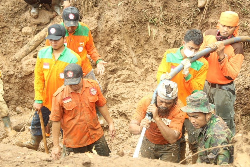tim Laznas LMI ikut menangani korban bencana longsor di Ponorogo, Jawa Timur.