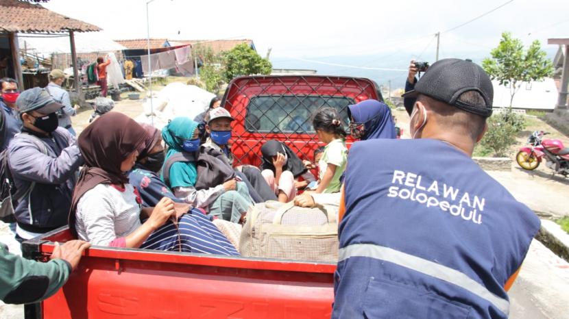 Tim Lembaga Amil Zakat (LAZ) Solopeduli turun ke kawasan rawan bencana untuk membantu proses evakuasi warga di lereng Gunung Merapi, Senin (9/11)