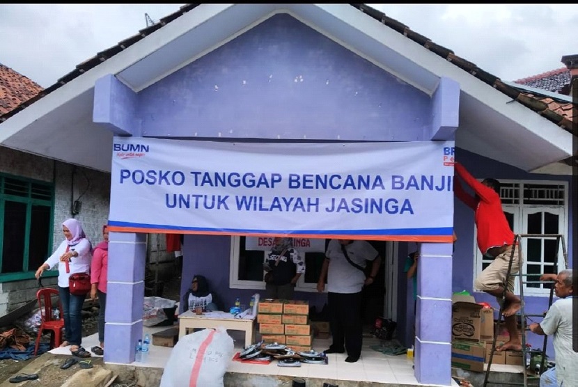 Tim lintas BUMN yang diwakili oleh Bank BRI telah menyalurkan bantuan logistik berupa sandang, pakaian, popok bayi, makanan instan, hingga uang tunai senilai Rp 50 juta di Kecamatan Cigudeg, Kabupaten Bogor, yang terdampak bencana banjir dan longsor