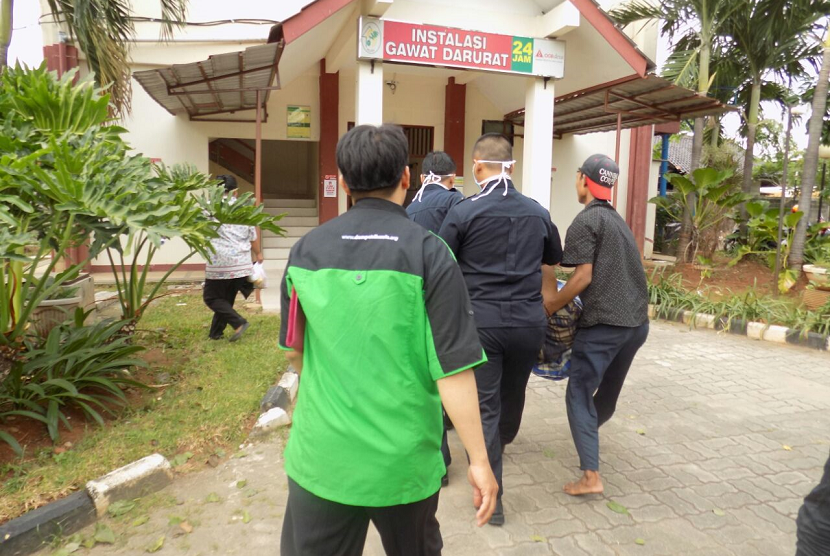 Tim LPM Dompet Dhuafa membantu putra Bapak Uding, Ahmad Syafei, untuk mengobati masalah kejiwaan di Rumah Sakit Jiwa (RSJ) Dr Soeharto Heerdjan, Grogol, Jakarta Barat.