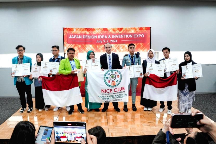 Tim mahasiswa dari Universitas Muhammadiyah Surakarta (UMS) kembali menorehkan prestasi bergengsi tingkat Internasional dalam ajang pameran dan kompetisi Internasional Japan Design, Idea and Invention Expo (JDIE) 2024. Tim tersebut berhasil meraih Silver Medal pada kategori Environmental and Renewable Energy yang diselenggarakan oleh World Invention Intellectual Property Associations and Chizal Corporation di Tokyo, Jepang.