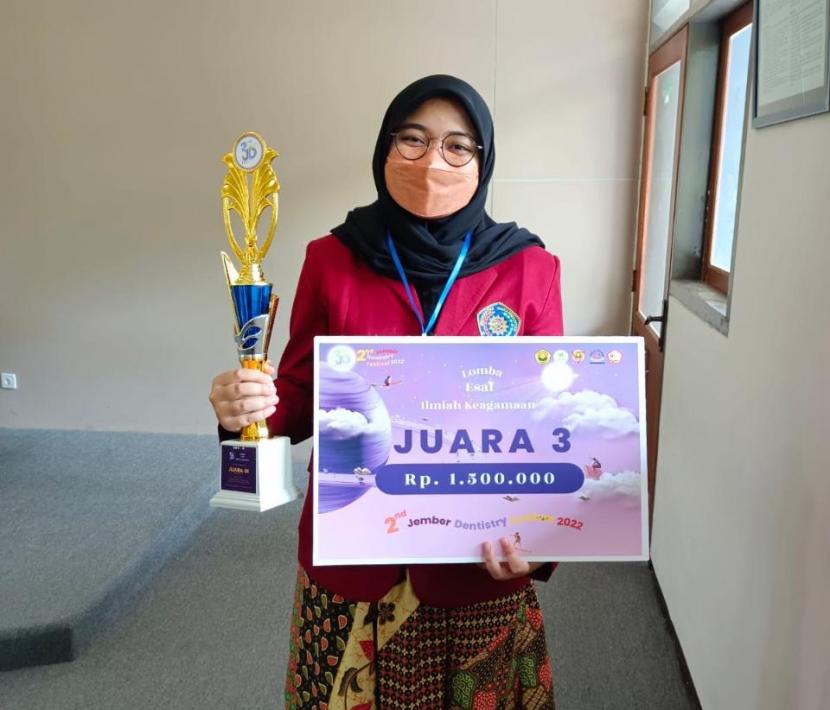 Tim mahasiswa Fakultas Kedokteran (FK) Universitas Muhammadiyah Malang (UMM) sukses meraih juara tiga Esai Ilmiah pada ajang 2nd Jember Dentistry Festival, Jember, pada awal November ini. Tim ini terdiri atas Yasmin Zakiyyatuzzahra, Zulfia Rahmawati Utami dan Jesica Lucky Mar