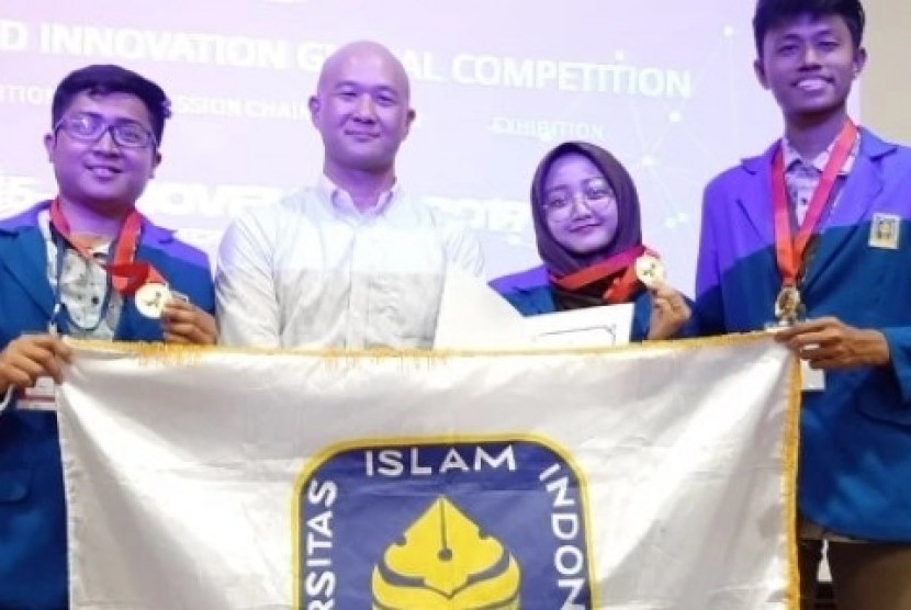 Tim Mahasiswa Farmasi Universitas Islam Indonesia (UII) yang meraih Gold Medal dari Advanced Innovation Global Competition (AIGC) 2019 di Nanyang Technology University Hall Singapura.