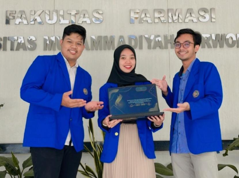 Tim mahasiswa Farmasi Universitas Muhammadiyah Purwokerto (UMP), Banyumas, Jawa Tengah sukses merebut juara 3 dalam ajang International Pharmacy Short Course yang digelar oleh Asosiasi Perguruan Tinggi Farmasi Muhammadiyah dan Aisiyah, Kamis (3/11/22). 