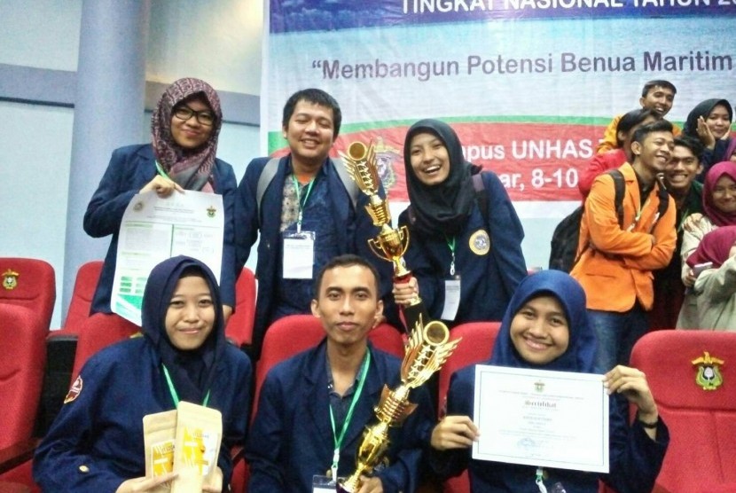 Tim mahasiswa IPB menjadi juara lomba karya tulis mahasiswa nasional yang diadakan Unhas.